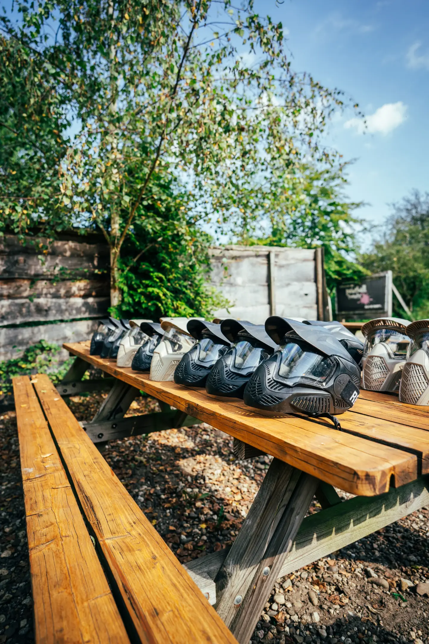 Paintballmaskers liggen klaar op een picknicktafel in de safetyzone