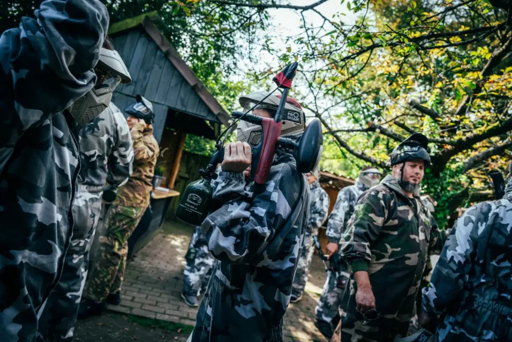 Groep paintballers in camouflagepak met masker klaar voor de volgende ronde nabij Oldenzaal